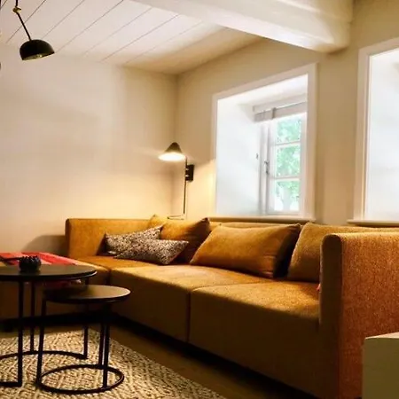 Tolle In Einem Reetgedeckten Haus Niblum