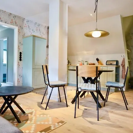 Tolle In Einem Reetgedeckten Haus * Niblum
