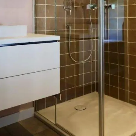 Tolle In Einem Reetgedeckten Haus * Niblum